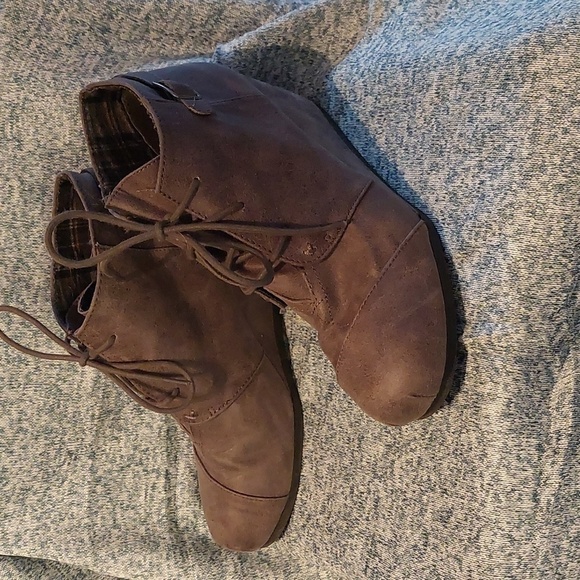 Women's Brown Lace-Up Ankle Boots - Picture 1 of 6